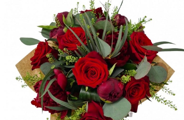 Flori cu dragoste pentru doamna din viața ta